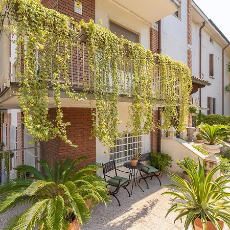 Guest house Crys: Rooms, Holiday, Business
